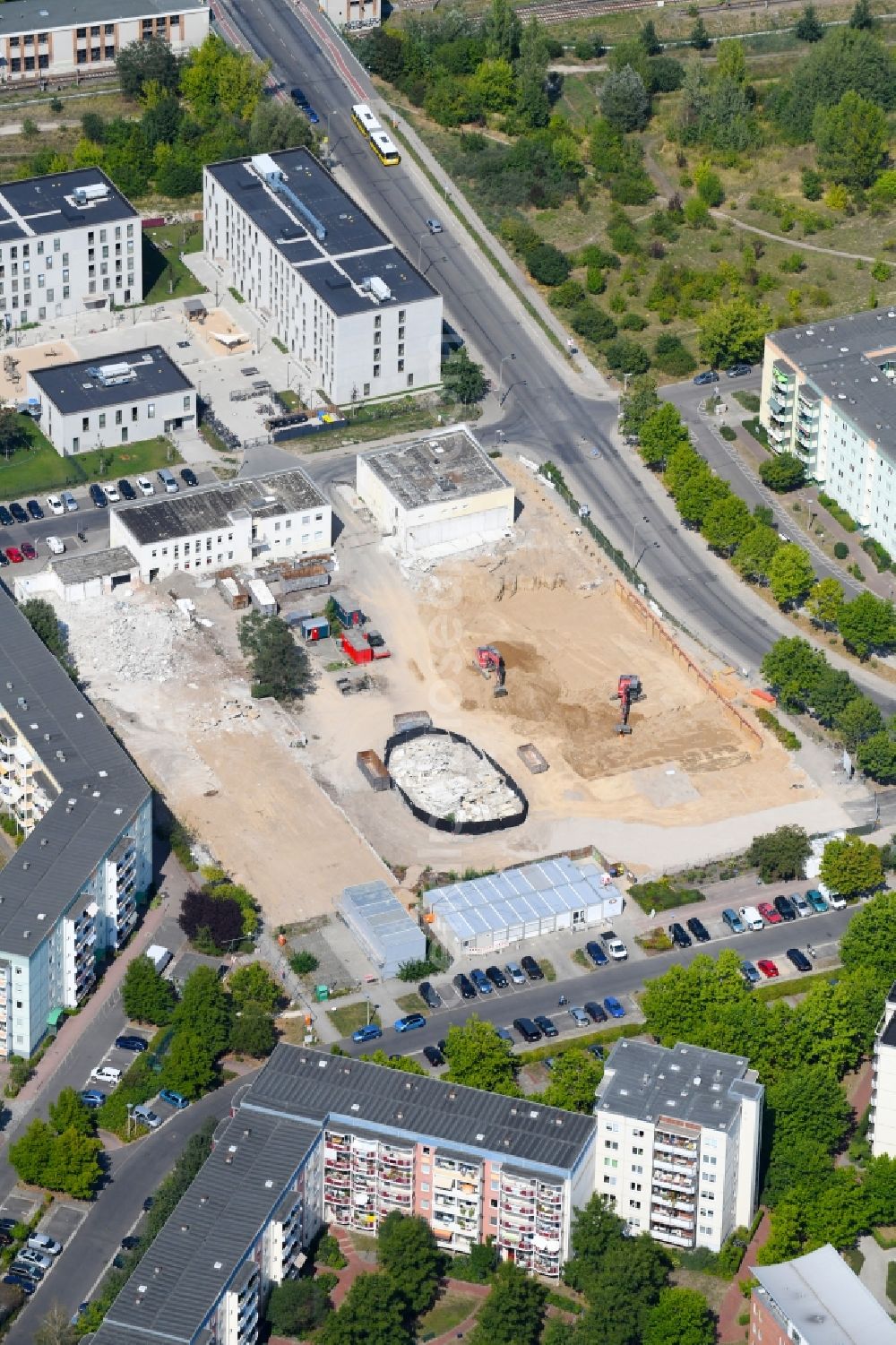 Aerial photograph Berlin - Demolition of the building area of Nahversorgungszentrum KiezPoint on Albert-Kuntz-Strasse corner Louis-Lewin-Strasse - Adele-Sandrock-Strasse in the district Hellersdorf in Berlin, Germany