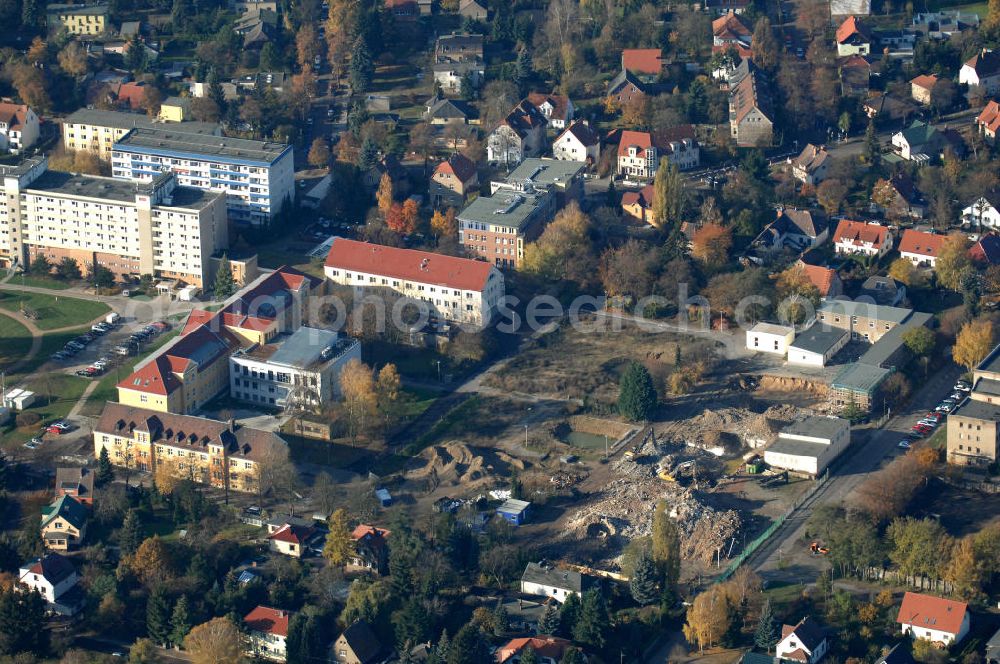 Berlin from above - Blick auf die Abrissfläche / den Rückbau vom Haus 9 und Haus 15 (Kesselhaus) auf dem Gelände des Vivantes Klinikum Hellersdorf. Hier sollen Parkflächen entstehen. Kontakt Ver- und Entsorgungskonzept: Genius Ingenieurbüro GmbH, Treskowallee 30, 10318 Berlin, Tel. +49(0)30 818584-0, Fax +49(0)30 818584-99, email: krebs@ibgenius.de