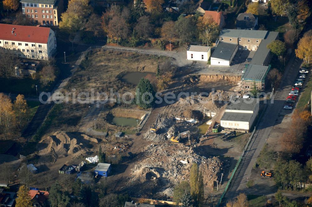 Berlin from the bird's eye view: Blick auf die Abrissfläche / den Rückbau vom Haus 9 und Haus 15 (Kesselhaus) auf dem Gelände des Vivantes Klinikum Hellersdorf. Hier sollen Parkflächen entstehen. Kontakt Ver- und Entsorgungskonzept: Genius Ingenieurbüro GmbH, Treskowallee 30, 10318 Berlin, Tel. +49(0)30 818584-0, Fax +49(0)30 818584-99, email: krebs@ibgenius.de