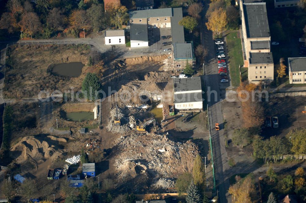 Aerial photograph Berlin - Blick auf die Abrissfläche / den Rückbau vom Haus 9 und Haus 15 (Kesselhaus) auf dem Gelände des Vivantes Klinikum Hellersdorf. Hier sollen Parkflächen entstehen. Kontakt Ver- und Entsorgungskonzept: Genius Ingenieurbüro GmbH, Treskowallee 30, 10318 Berlin, Tel. +49(0)30 818584-0, Fax +49(0)30 818584-99, email: krebs@ibgenius.de