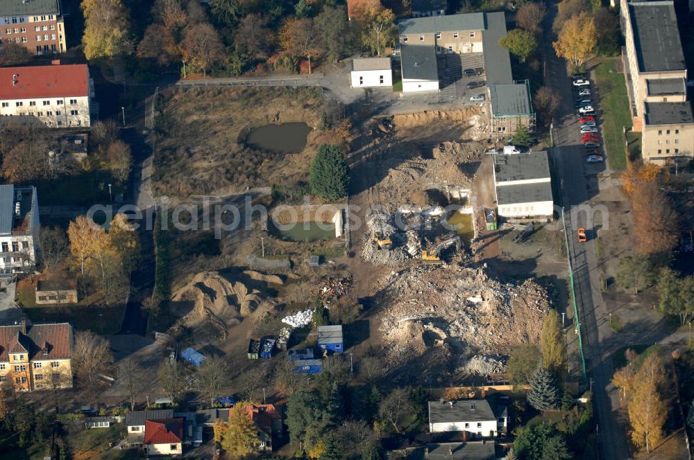 Berlin from above - Blick auf die Abrissfläche / den Rückbau vom Haus 9 und Haus 15 (Kesselhaus) auf dem Gelände des Vivantes Klinikum Hellersdorf. Hier sollen Parkflächen entstehen. Kontakt Ver- und Entsorgungskonzept: Genius Ingenieurbüro GmbH, Treskowallee 30, 10318 Berlin, Tel. +49(0)30 818584-0, Fax +49(0)30 818584-99, email: krebs@ibgenius.de