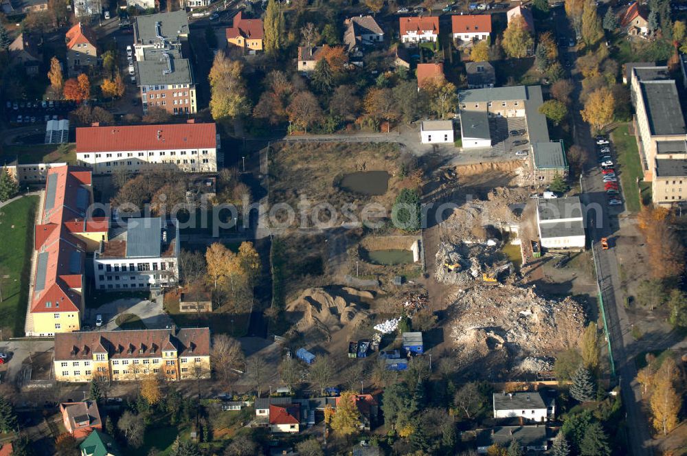 Berlin from the bird's eye view: Blick auf die Abrissfläche / den Rückbau vom Haus 9 und Haus 15 (Kesselhaus) auf dem Gelände des Vivantes Klinikum Hellersdorf. Hier sollen Parkflächen entstehen. Kontakt Ver- und Entsorgungskonzept: Genius Ingenieurbüro GmbH, Treskowallee 30, 10318 Berlin, Tel. +49(0)30 818584-0, Fax +49(0)30 818584-99, email: krebs@ibgenius.de