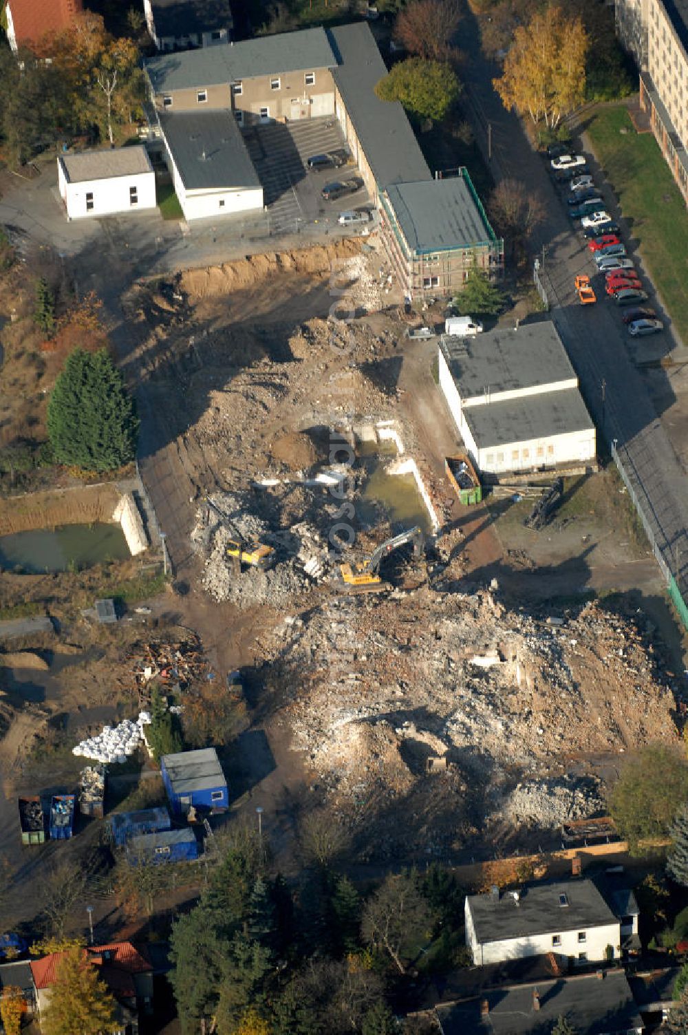 Aerial image Berlin - Blick auf die Abrissfläche / den Rückbau vom Haus 9 und Haus 15 (Kesselhaus) auf dem Gelände des Vivantes Klinikum Hellersdorf. Hier sollen Parkflächen entstehen. Kontakt Ver- und Entsorgungskonzept: Genius Ingenieurbüro GmbH, Treskowallee 30, 10318 Berlin, Tel. +49(0)30 818584-0, Fax +49(0)30 818584-99, email: krebs@ibgenius.de