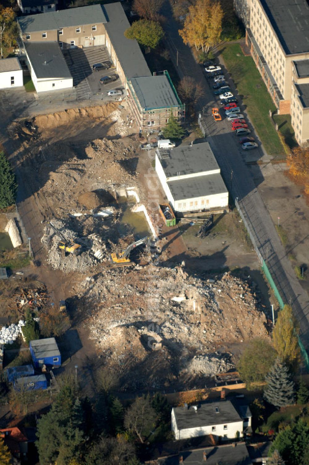 Aerial photograph Berlin - Blick auf die Abrissfläche / den Rückbau vom Haus 9 und Haus 15 (Kesselhaus) auf dem Gelände des Vivantes Klinikum Hellersdorf. Hier sollen Parkflächen entstehen. Kontakt Ver- und Entsorgungskonzept: Genius Ingenieurbüro GmbH, Treskowallee 30, 10318 Berlin, Tel. +49(0)30 818584-0, Fax +49(0)30 818584-99, email: krebs@ibgenius.de