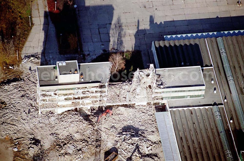 Berlin Lichtenberg from above - 11.11.2003 Abrissgebäude ehemaliges Grosshandelsgebäude an der Landsberger Alle, Ecke Rhinstrasse, Nutzfläche IKEA Neubau