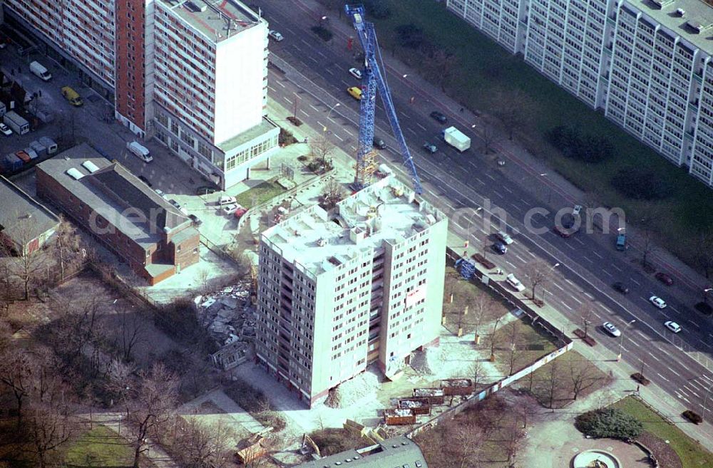 Aerial image Berlin-Friedrichshain - Abrisshochhaus der HoWoGe in der Frankfurter Allee 27