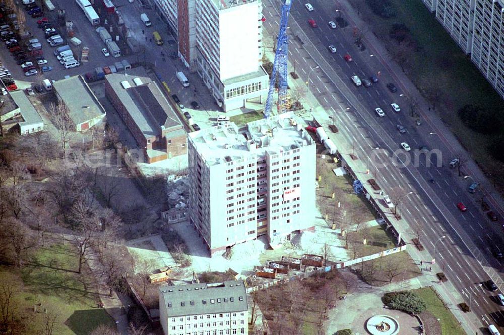 Aerial photograph Berlin-Friedrichshain - Abrisshochhaus der HoWoGe in der Frankfurter Allee 27