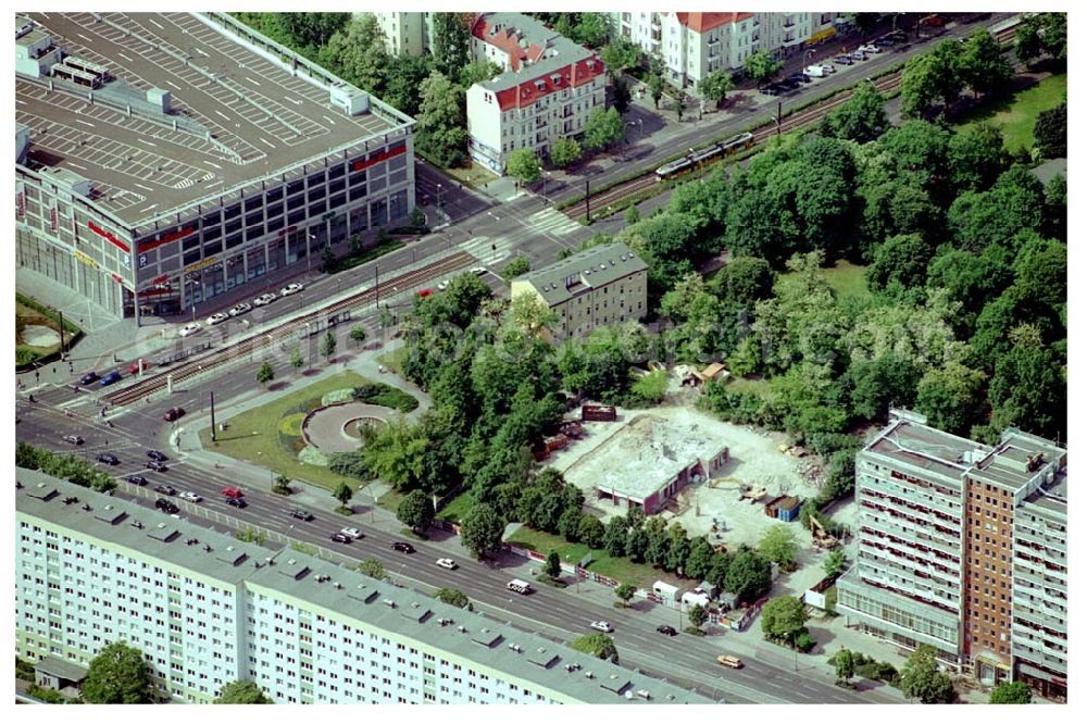 Berlin - Lichtenberg from above - Abrißhochhausreste der HOWOGE an der Frankfurter Allee 110 in Berlin Lichtenberg.