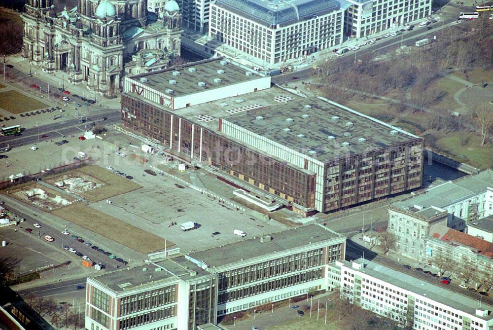 Berlin from above - Abrißreife Reste des Palast der Republik in Berlin-Mitte