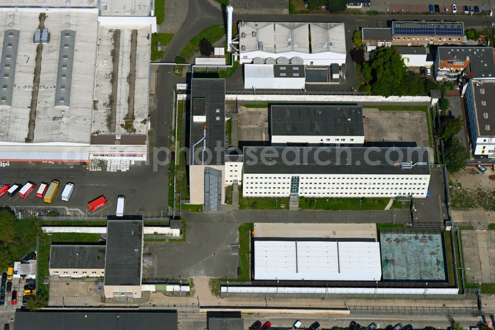 Aerial photograph Berlin - Prison grounds and security fence of the AHA detention center on street Gruenauer Strasse in the district Koepenick in Berlin, Germany