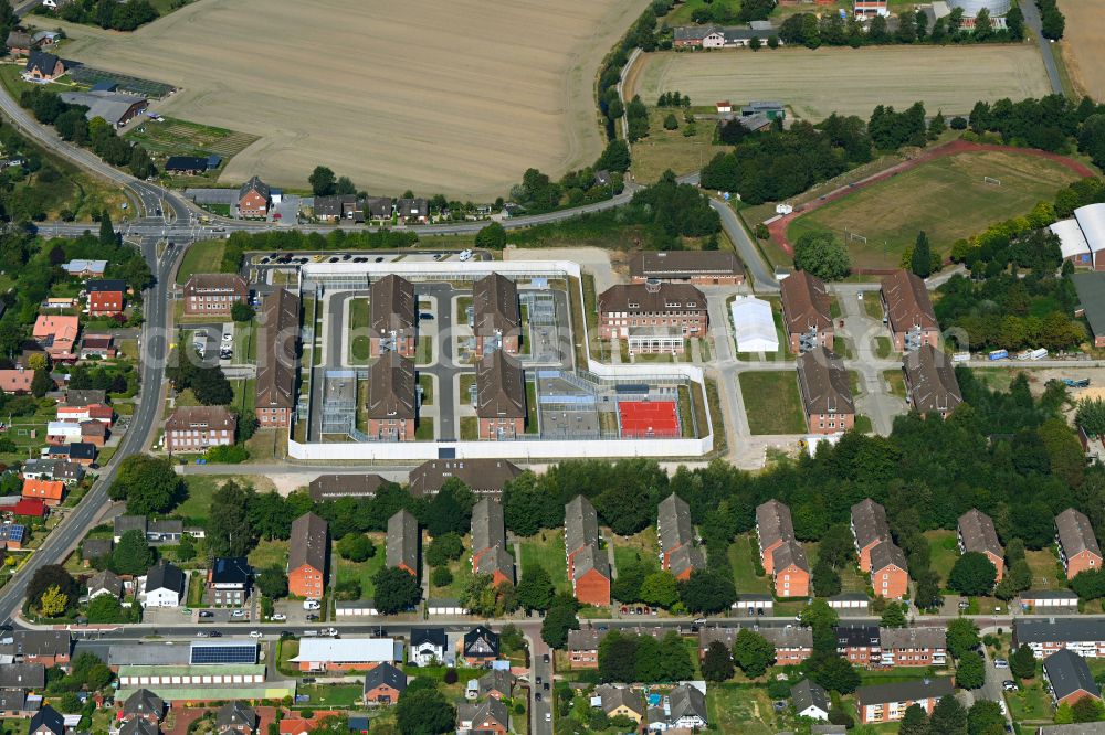 Aerial photograph Glückstadt - Prison grounds and security fence of the AHA detention center on street Am Neuendeich in the district Neuendeich in Glueckstadt in the state Schleswig-Holstein, Germany