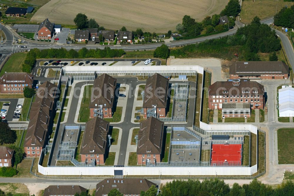 Glückstadt from the bird's eye view: Prison grounds and security fence of the AHA detention center on street Am Neuendeich in the district Neuendeich in Glueckstadt in the state Schleswig-Holstein, Germany