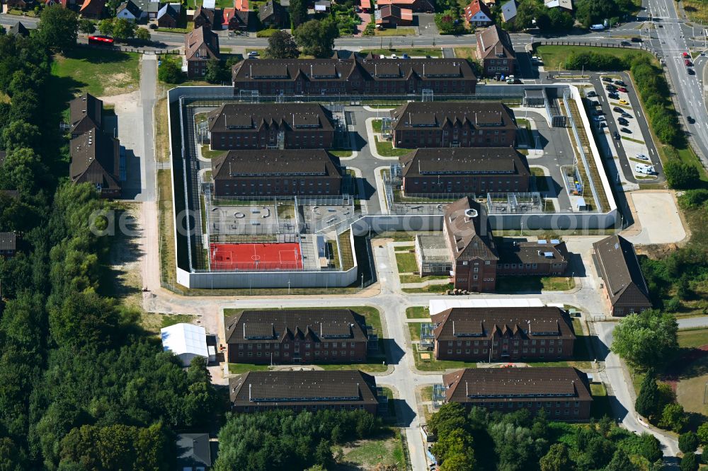 Aerial photograph Glückstadt - Prison grounds and security fence of the AHA detention center on street Am Neuendeich in the district Neuendeich in Glueckstadt in the state Schleswig-Holstein, Germany