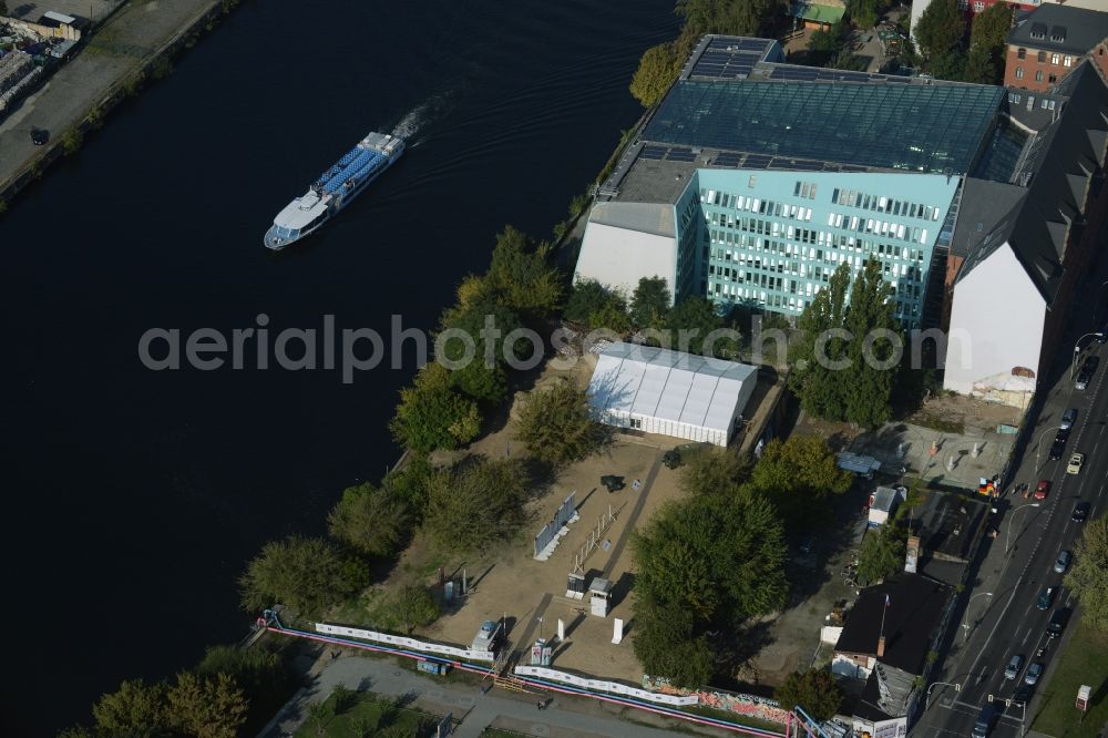 Aerial photograph Berlin - Part of the Eastside Gallery on the Northern riverbank of the Spree next to EnergieForum in Berlin in Germany