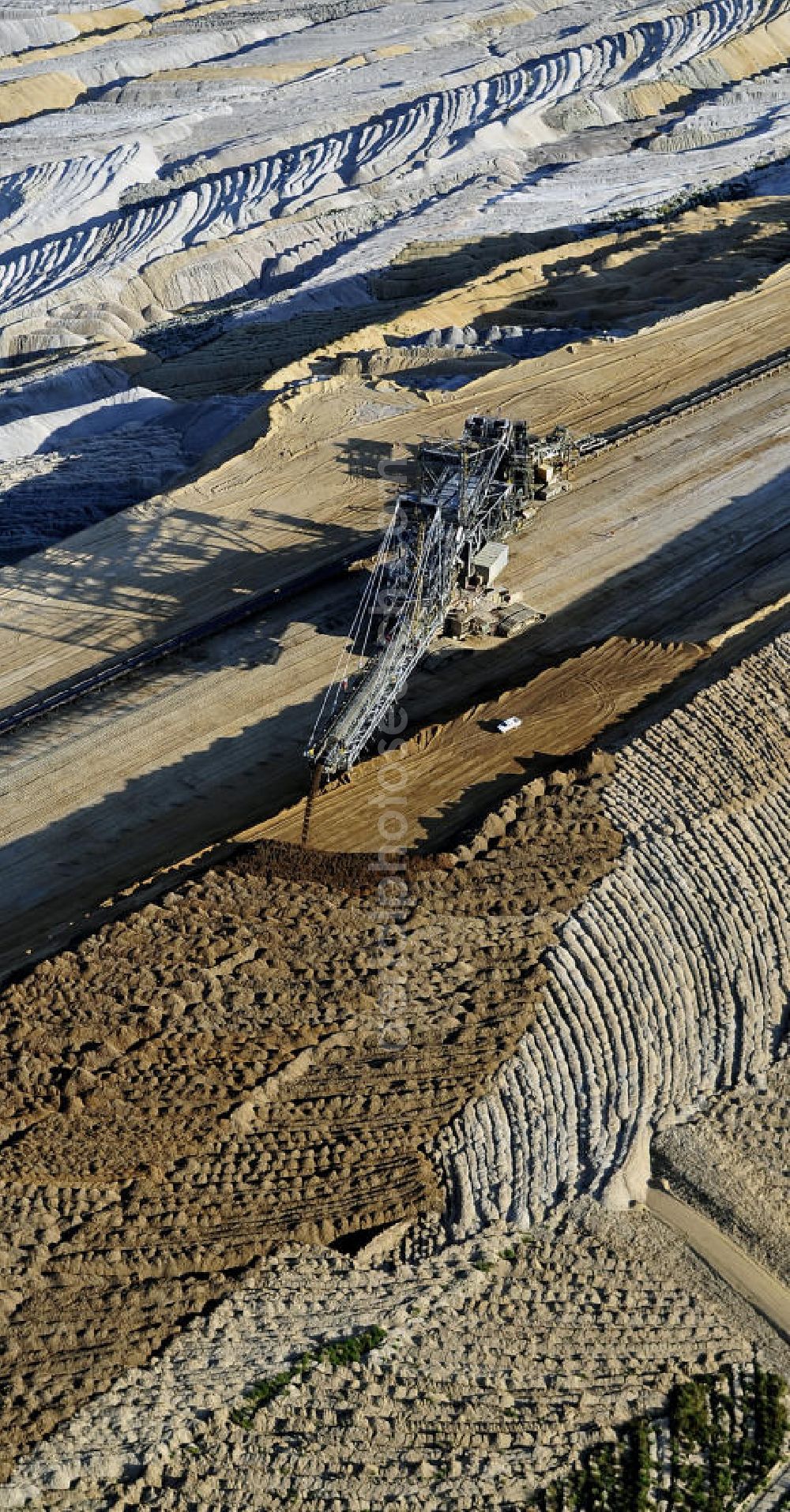 Aerial image Niederzier - Ein Absetzer im Tagebau Hambach. Das Gerät dient zur Verkippung von Abraum. A settler in the open pit Hambach. The device is used for dumping of overburden.