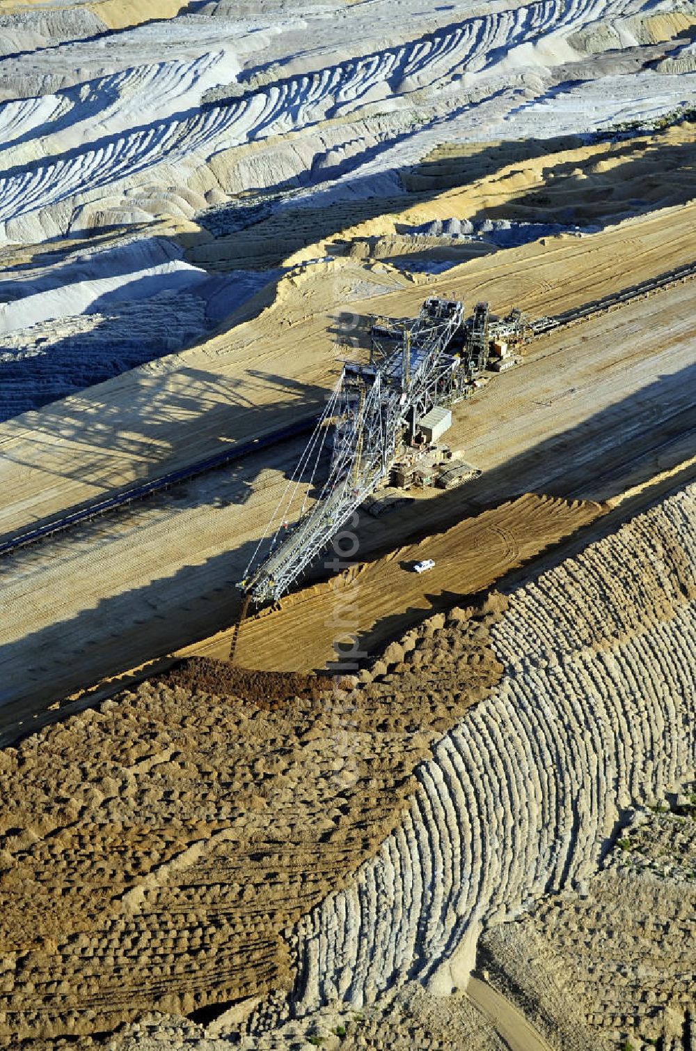 Aerial photograph Niederzier - Ein Absetzer im Tagebau Hambach. Das Gerät dient zur Verkippung von Abraum. A settler in the open pit Hambach. The device is used for dumping of overburden.