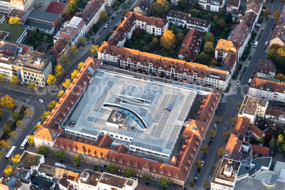 Aerial photograph Ludwigsburg - Parking space for parked cars on the roof of the shopping center WilhelmGalerie Ludwigsburg in Ludwigsburg in the state Baden-Wurttemberg, Germany