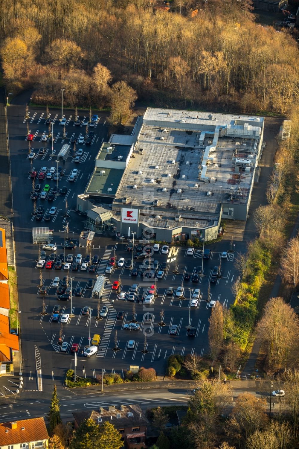 Hamm from the bird's eye view: Parking space for parked cars at the shopping center Kaufland on Roemerstrasse in Hamm in the state North Rhine-Westphalia, Germany