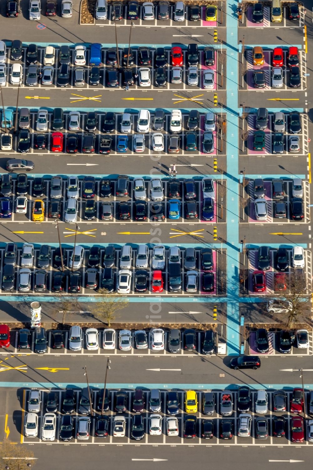 Bochum from the bird's eye view: Parking space for parked cars at the shopping center Ruhr Park in Bochum in the state North Rhine-Westphalia, Germany