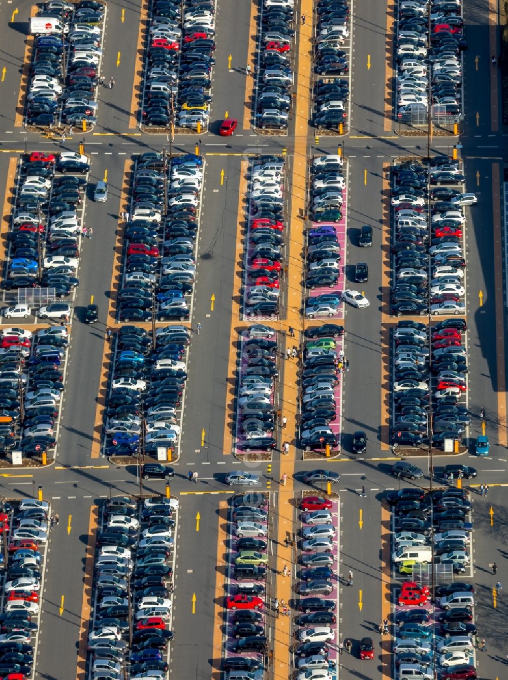 Aerial photograph Bochum - Parking space for parked cars at the shopping center Ruhr Park in Bochum in the state North Rhine-Westphalia, Germany