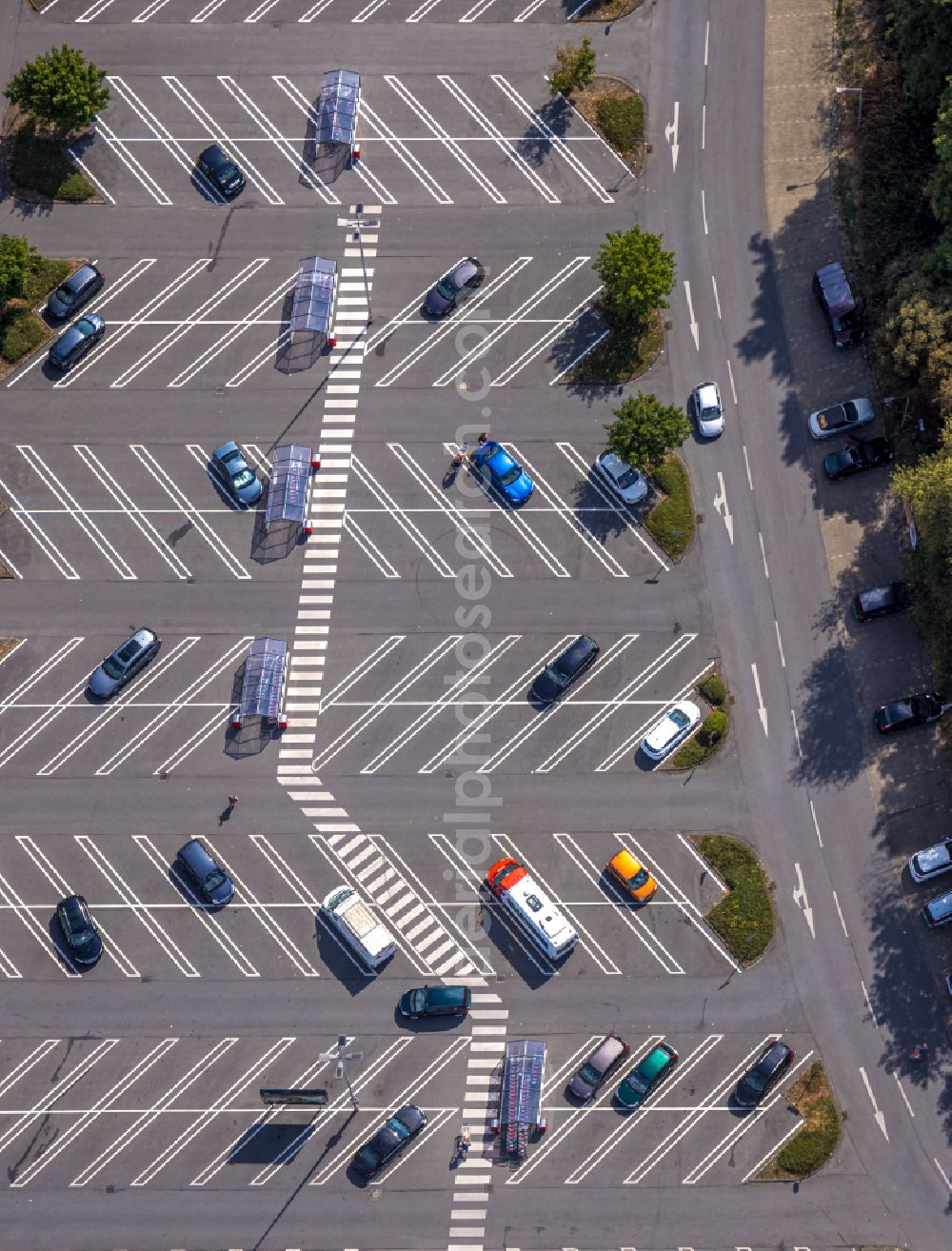 Hamm from the bird's eye view: Parking space for parked cars at the shopping center Am Schacht III in Hamm in the state North Rhine-Westphalia, Germany