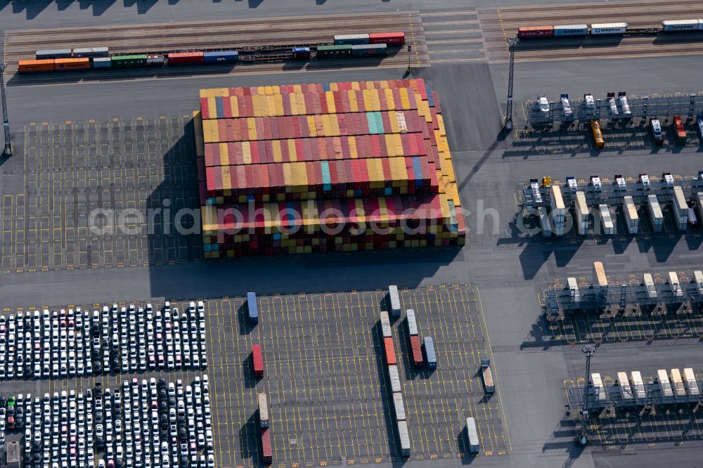 Bremerhaven from the bird's eye view: Parking spaces for automobiles - cars and containers in the district Stadtbremisches Ueberseehafengebiet Bremerhaven in Bremerhaven in the state Bremen, Germany