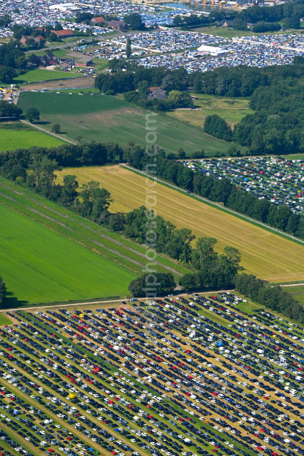 Aerial photograph Weeze - Field areas for parking the cars of the participants of the PAROOKAVILLE - Electronic Music Festival music festival on the event concert grounds in Weeze in the federal state of North Rhine-Westphalia, Germany