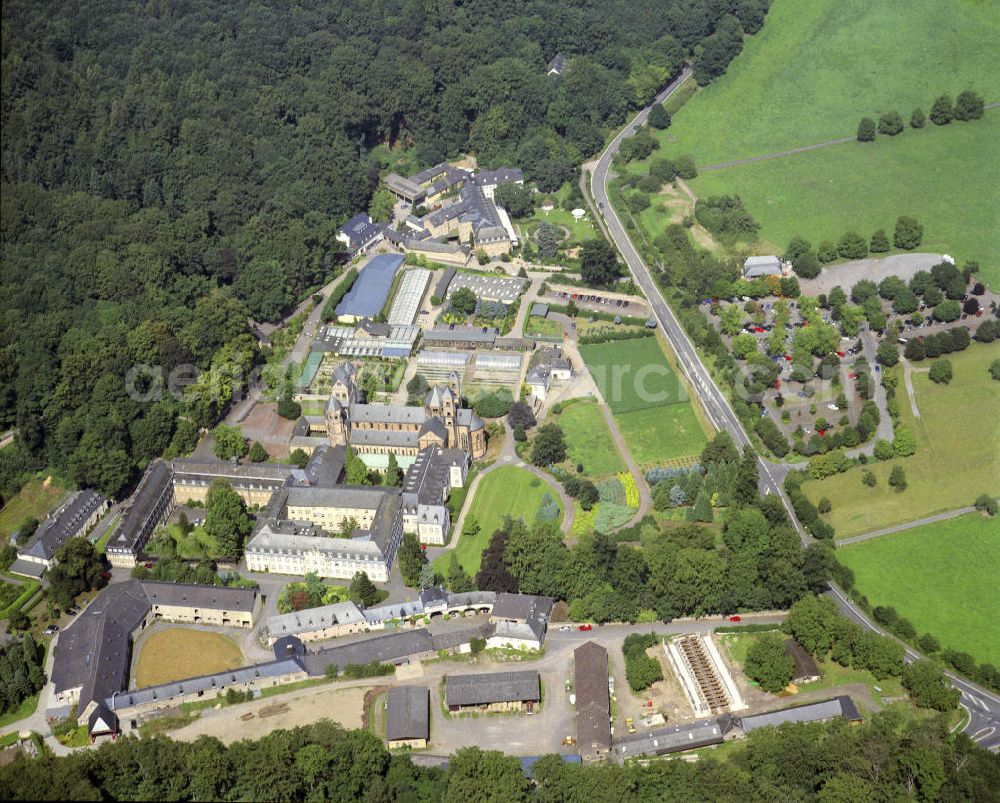 Glees from the bird's eye view: Blick auf die Abtei Maria Laach vier Kilometer nördlich von Mendig in der Eifel auf der Markung der Gemeinde Glees im Landkreis Ahrweiler gelegene hochmittelalterliche Klosteranlage, die als Abbatia ad Lacum (Abtei Laach, später auch Abbatia Lacensis) zwischen 1093 und 1216 erbaut wurde. Die sechstürmige Klosterkirche, das Laacher Münster, ist eine gewölbte Pfeilerbasilika mit prachtvollem Westeingang, dem sogenannten Paradies (einzigartig dieser Art nördlich der Alpen) und dem 1859 restaurierten Kreuzgang aus dem Anfang des 13. Jahrhunderts. Sie gilt als eines der schönsten Denkmäler der romanischen Baukunst aus der Salierzeit in Deutschland.