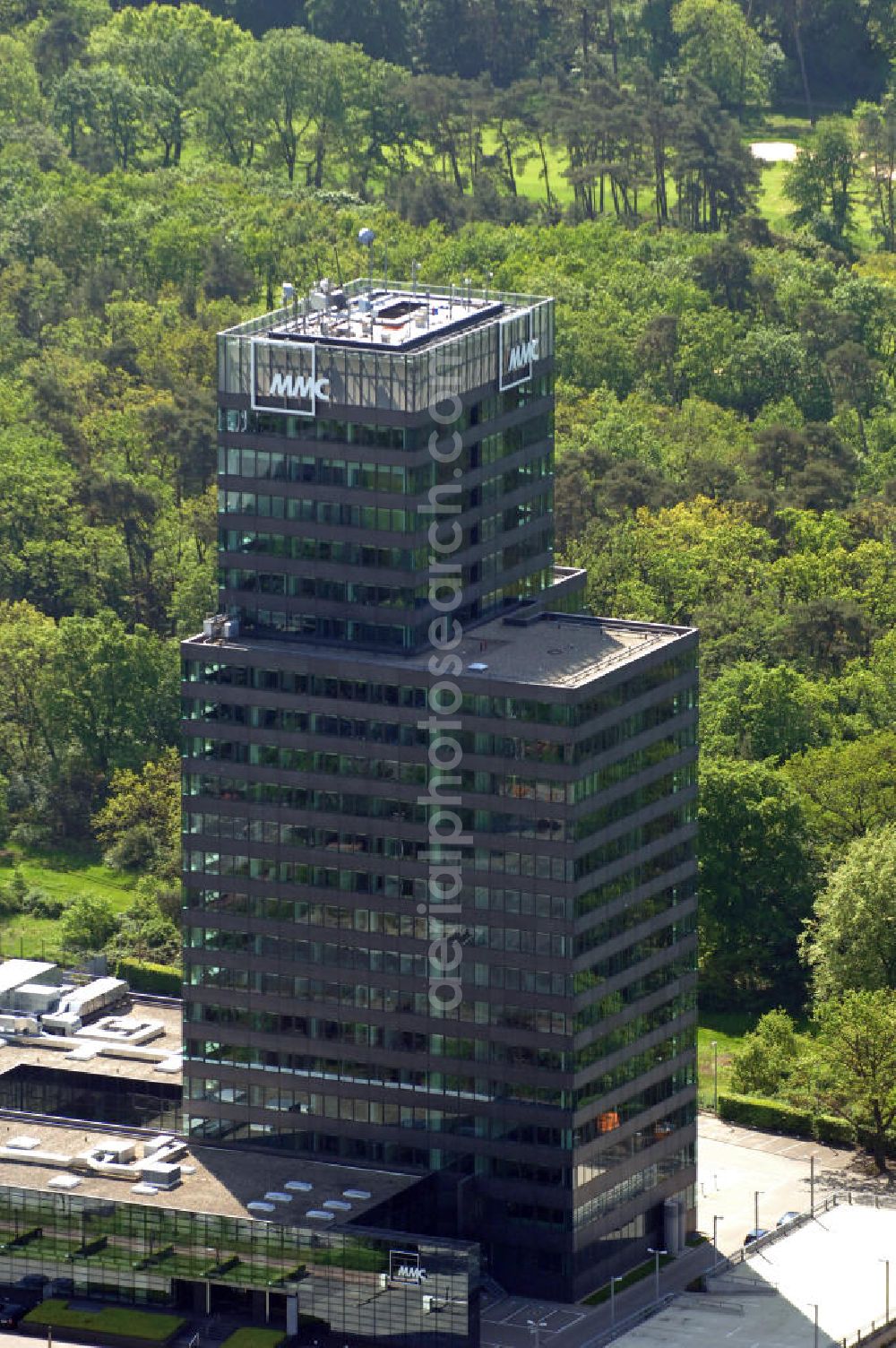 Frankfurt am Main from above - Blick auf den Access Tower, Zweigstelle von Marsh & McLennan Companies (MMC) in der Lyoner Straße 36 in Frankfurt / Main. Das Bürogebäude des Dienstleistungsanbieters befindet sich in der Bürostadt Niederrad, einem Gewerbegebiet im Süden Frankfurts. View of the Access Tower, a Branch of Marsh & McLennan Companies in the Lyoner Straße 36 in Frankfurt / Main.