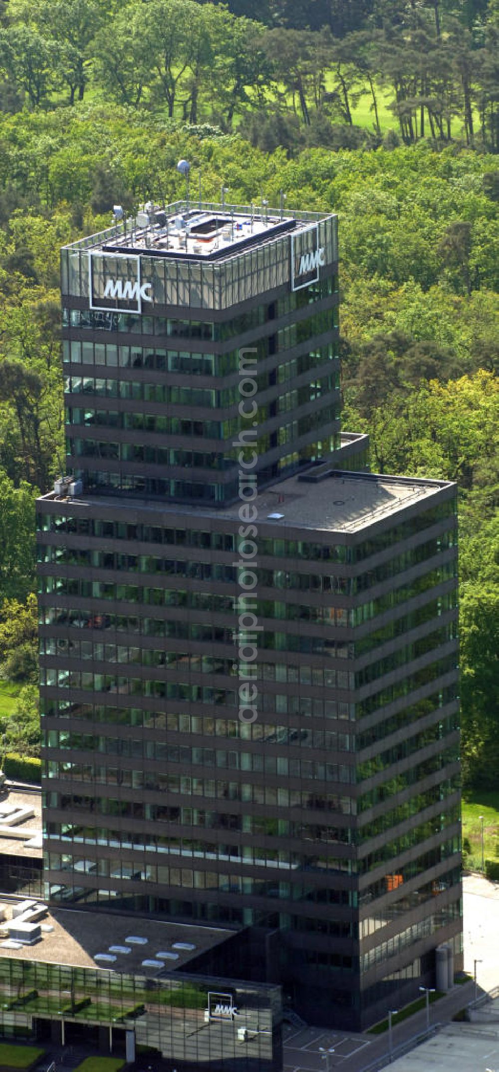 Frankfurt am Main from the bird's eye view: Blick auf den Access Tower, Zweigstelle von Marsh & McLennan Companies (MMC) in der Lyoner Straße 36 in Frankfurt / Main. Das Bürogebäude des Dienstleistungsanbieters befindet sich in der Bürostadt Niederrad, einem Gewerbegebiet im Süden Frankfurts. View of the Access Tower, a Branch of Marsh & McLennan Companies in the Lyoner Straße 36 in Frankfurt / Main.