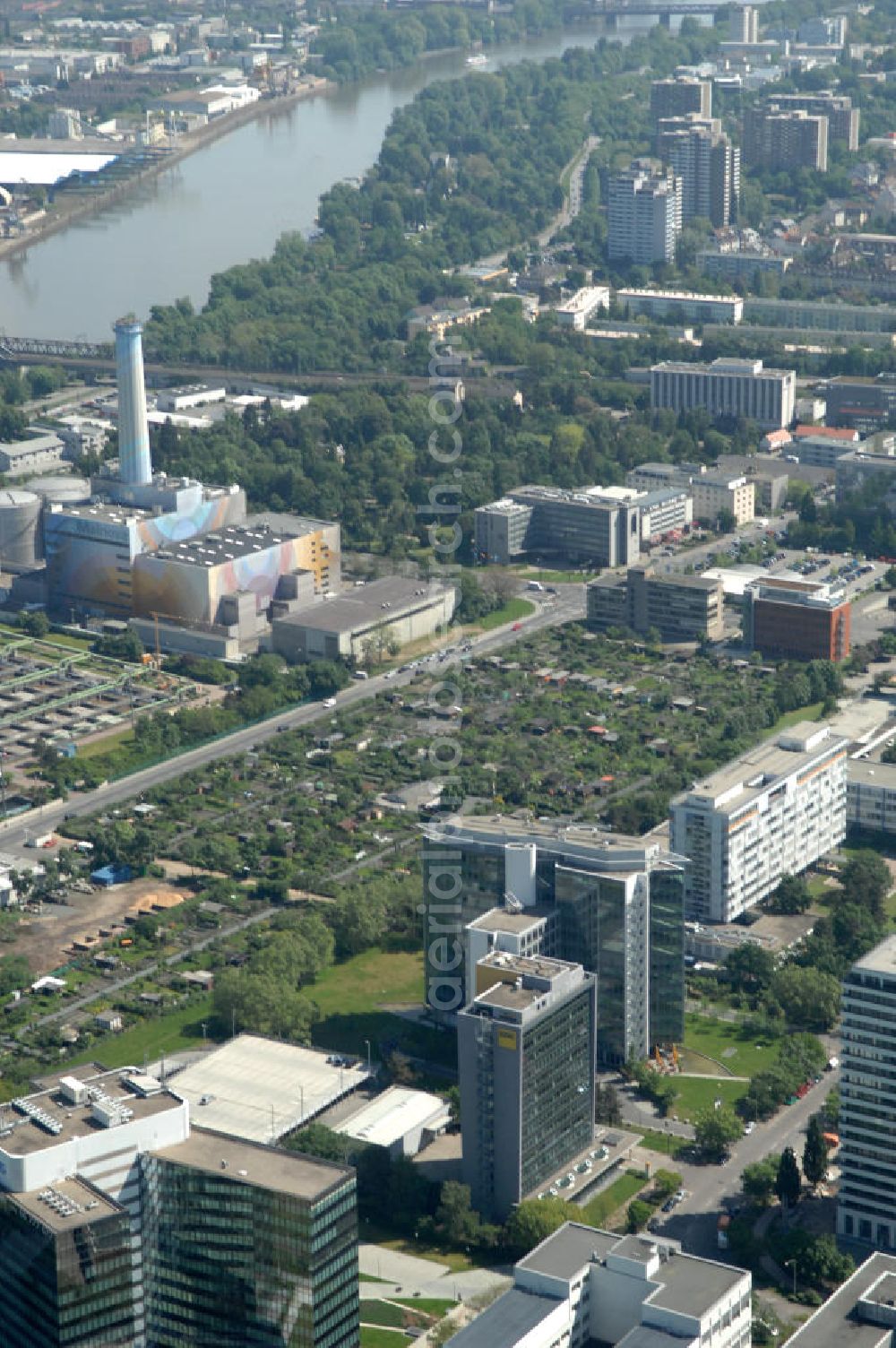 Frankfurt am Main from the bird's eye view: Blick auf das ADAC-Büro- und Geschäftshaus an der Lyoner Straße 22 im Gewerbegebiet des Stadtteils Niederrad. View of the ADAC-office and business in the commercial district of Niederrad.