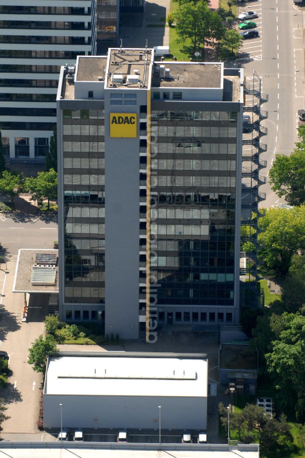 Frankfurt am Main from above - Blick auf das ADAC Büro- und Geschäftshaus an der Lyoner Straße 22 im Gewerbegebiet des Stadtteils Niederrad. View of the ADAC-office and business building in the commercial district of Niederrad.