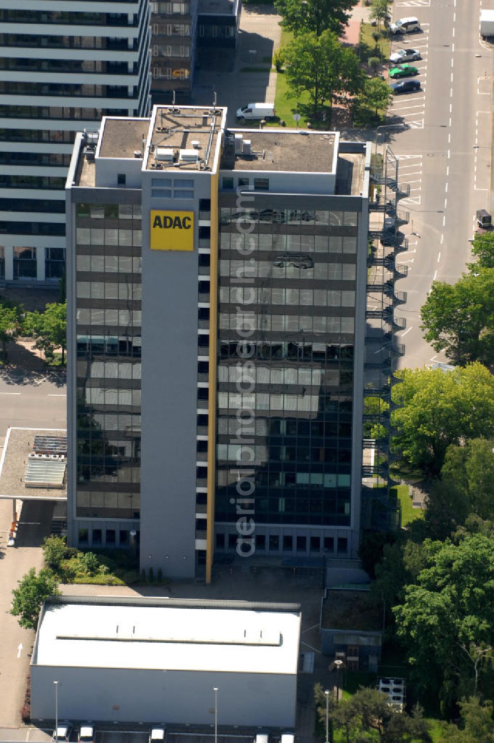 Frankfurt am Main from the bird's eye view: Blick auf das ADAC Büro- und Geschäftshaus an der Lyoner Straße 22 im Gewerbegebiet des Stadtteils Niederrad. View of the ADAC-office and business building in the commercial district of Niederrad.