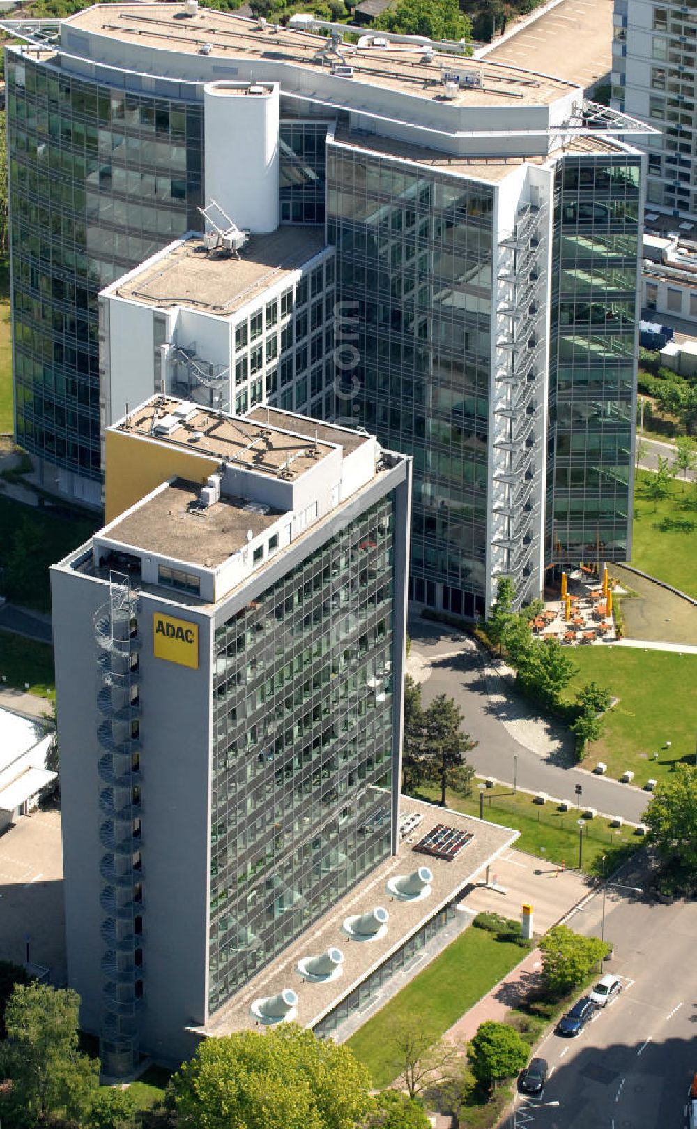 Aerial image Frankfurt am Main - Blick auf das ADAC Büro- und Geschäftshaus an der Lyoner Straße 22 im Gewerbegebiet des Stadtteils Niederrad. View of the ADAC-office and business building in the commercial district of Niederrad.