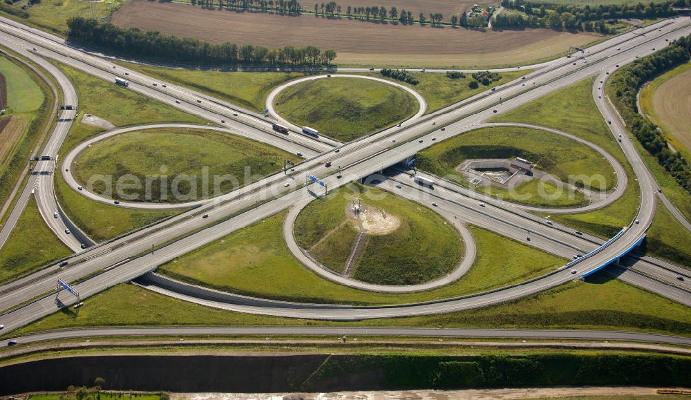 Kamen from above - Blick auf das Autobahnkreuz Kamener Kreuz im Nordosten des Ruhrgebietes bei Kamen. Neu istalliert ist das ADAC-Denkmal , einer Skluptur aus acht Figuren , welche einen ausrangierten ADAC- Helikopter tragen. Die Kunstinstallation Gelbe Engel ist ein Werk des Kuenstler Alex Gockel. Rund 200.000 Fahrzeuge passieren täglich das Kreuz und somit hat dieses kunstwerk reale Chancen, zum meistbeachteten Kunstwerk Deutschlands zu werden.