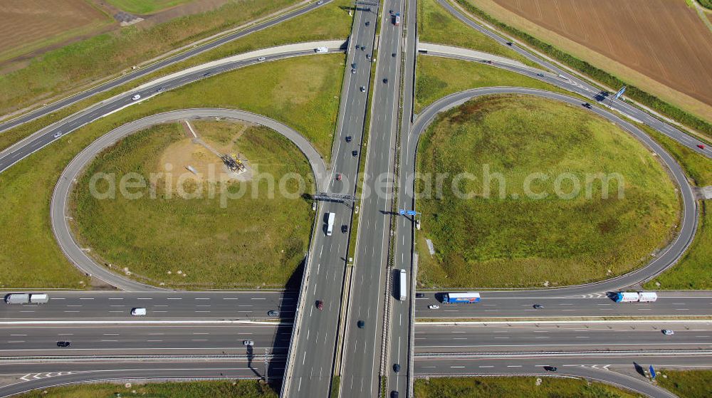 Kamen from above - Blick auf das Autobahnkreuz Kamener Kreuz im Nordosten des Ruhrgebietes bei Kamen. Neu installiert ist das ADAC-Denkmal , einer Skluptur aus acht Figuren , welche einen ausrangierten ADAC- Helikopter tragen. Die Kunstinstallation Gelbe Engel ist ein Werk des Kuenstler Alex Gockel. Rund 200.000 Fahrzeuge passieren täglich das Kreuz und somit hat dieses kunstwerk reale Chancen, zum meistbeachteten Kunstwerk Deutschlands zu werden.