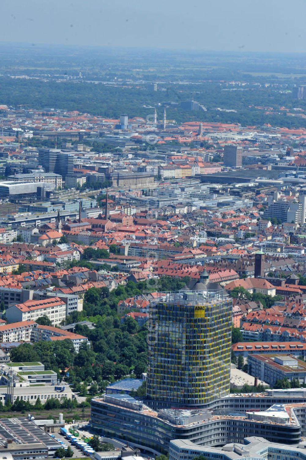 Aerial photograph München - Blick auf die neue ADAC Zentrale, ein Projekt des Berliner Architektenbüros Sauerbruch Hutton und der ZÜBLIN AG, an der Hansastraße in München. The new build of the ADAC Headquaters at the Hansastrasse in Munich.