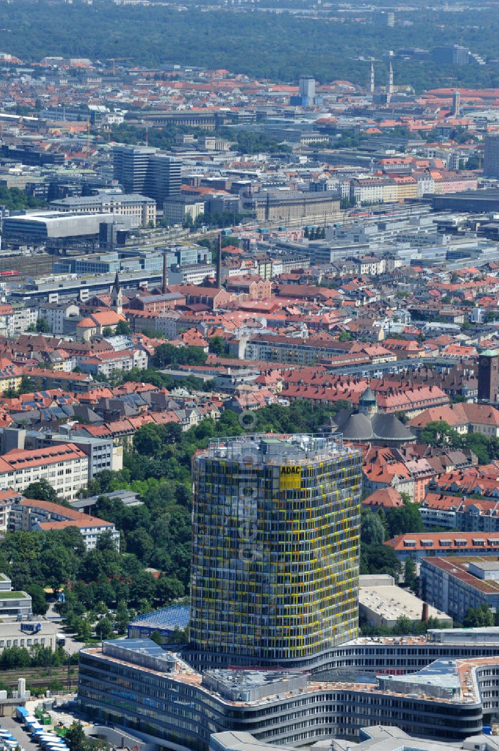 München from above - Blick auf die neue ADAC Zentrale, ein Projekt des Berliner Architektenbüros Sauerbruch Hutton und der ZÜBLIN AG, an der Hansastraße in München. The new build of the ADAC Headquaters at the Hansastrasse in Munich.