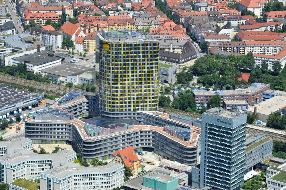 München from the bird's eye view: Blick auf die neue ADAC Zentrale, ein Projekt des Berliner Architektenbüros Sauerbruch Hutton und der ZÜBLIN AG, an der Hansastraße in München. The new build of the ADAC Headquaters at the Hansastrasse in Munich.