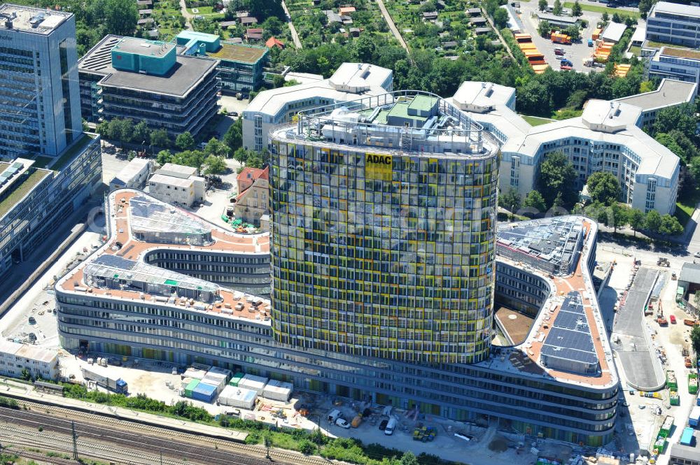 München from the bird's eye view: Blick auf die neue ADAC Zentrale, ein Projekt des Berliner Architektenbüros Sauerbruch Hutton und der ZÜBLIN AG, an der Hansastraße in München. The new build of the ADAC Headquaters at the Hansastrasse in Munich.