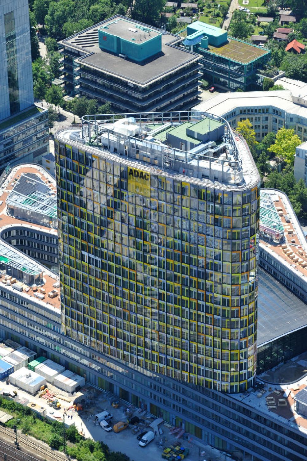 Aerial photograph München - Blick auf die neue ADAC Zentrale, ein Projekt des Berliner Architektenbüros Sauerbruch Hutton und der ZÜBLIN AG, an der Hansastraße in München. The new build of the ADAC Headquaters at the Hansastrasse in Munich.