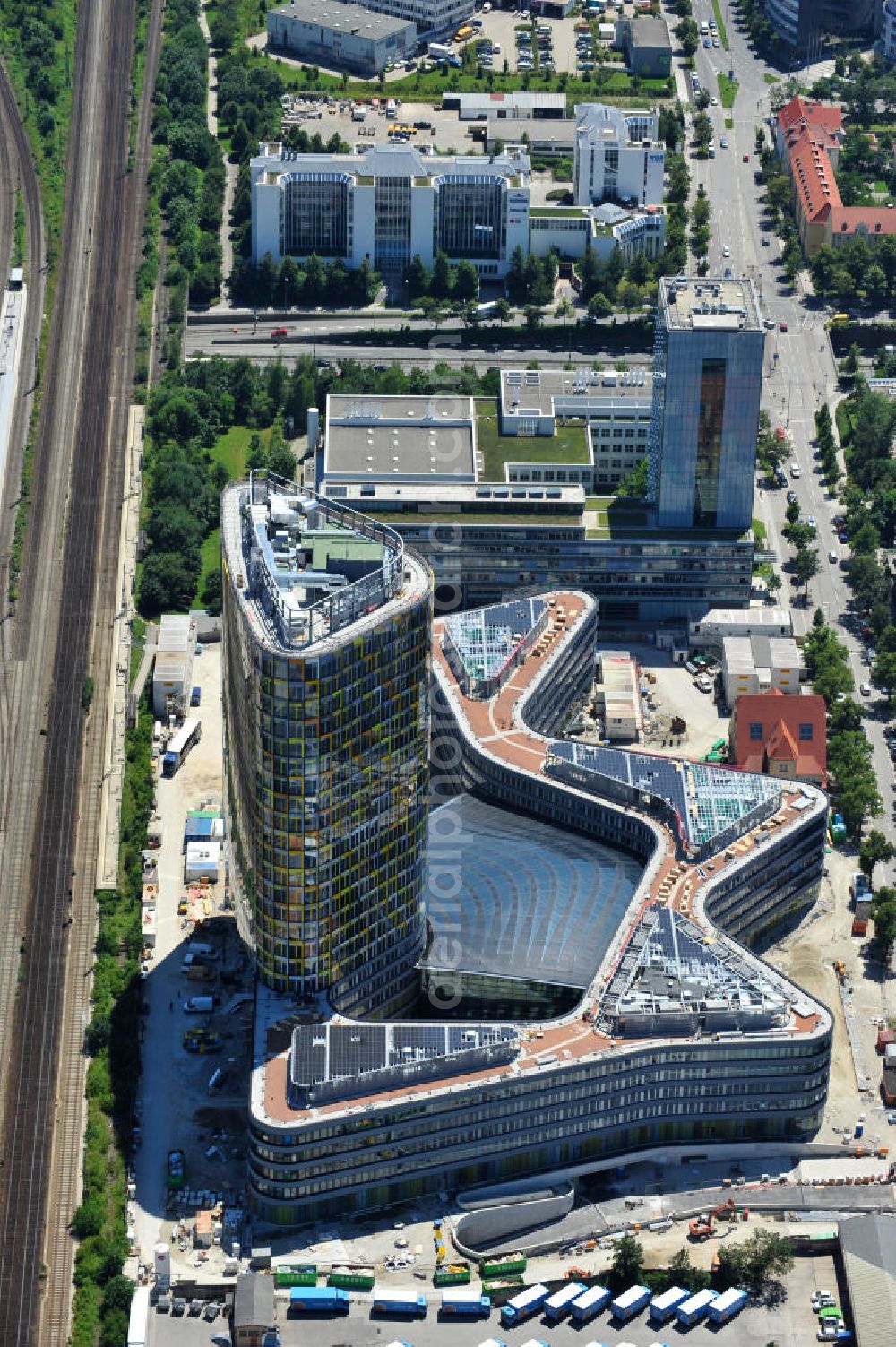 München from the bird's eye view: Blick auf die neue ADAC Zentrale, ein Projekt des Berliner Architektenbüros Sauerbruch Hutton und der ZÜBLIN AG, an der Hansastraße in München. The new build of the ADAC Headquaters at the Hansastrasse in Munich.