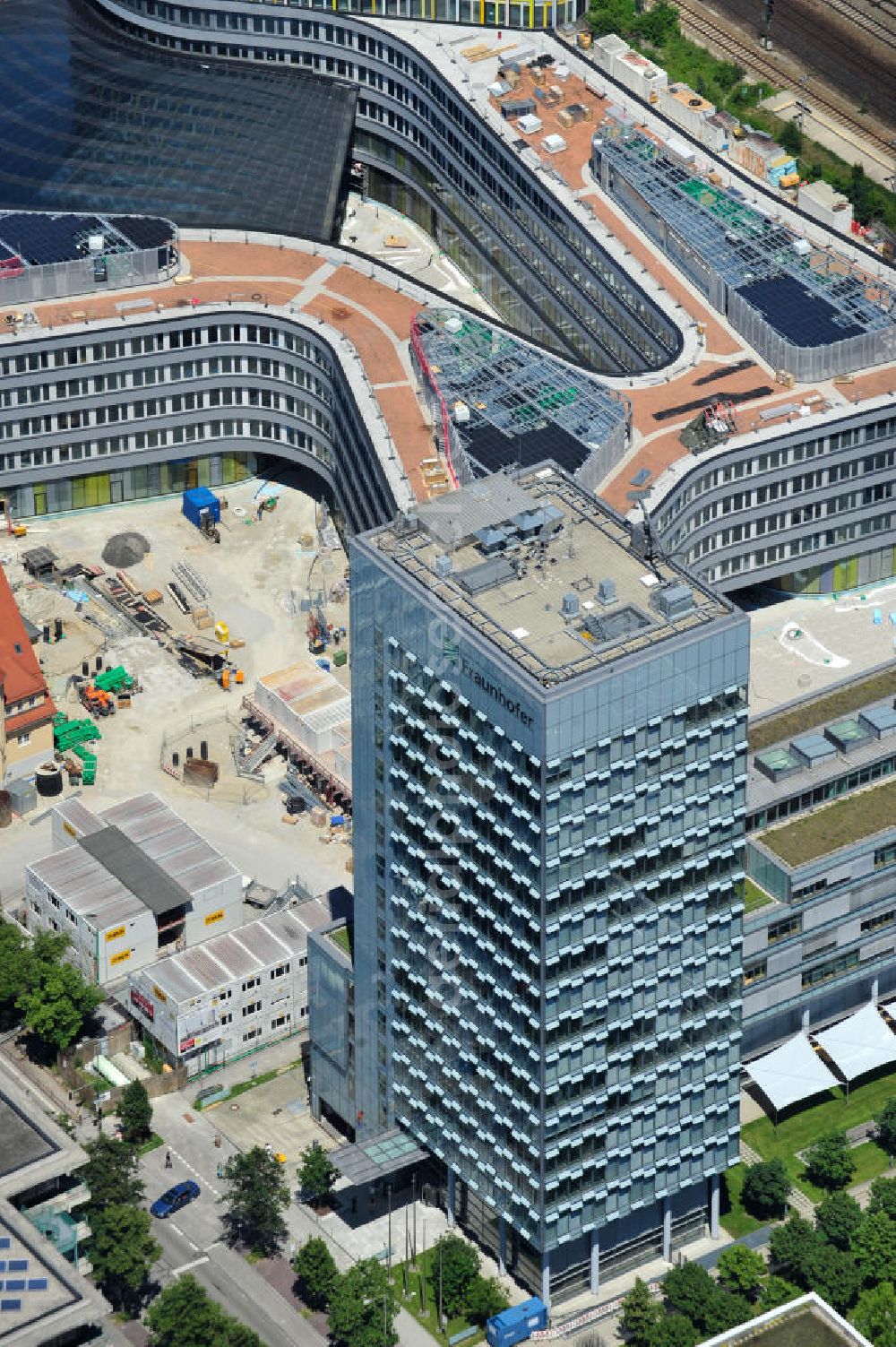 Aerial photograph München - Blick auf die neue ADAC Zentrale, ein Projekt des Berliner Architektenbüros Sauerbruch Hutton und der ZÜBLIN AG, an der Hansastraße in München. The new build of the ADAC Headquaters at the Hansastrasse in Munich.