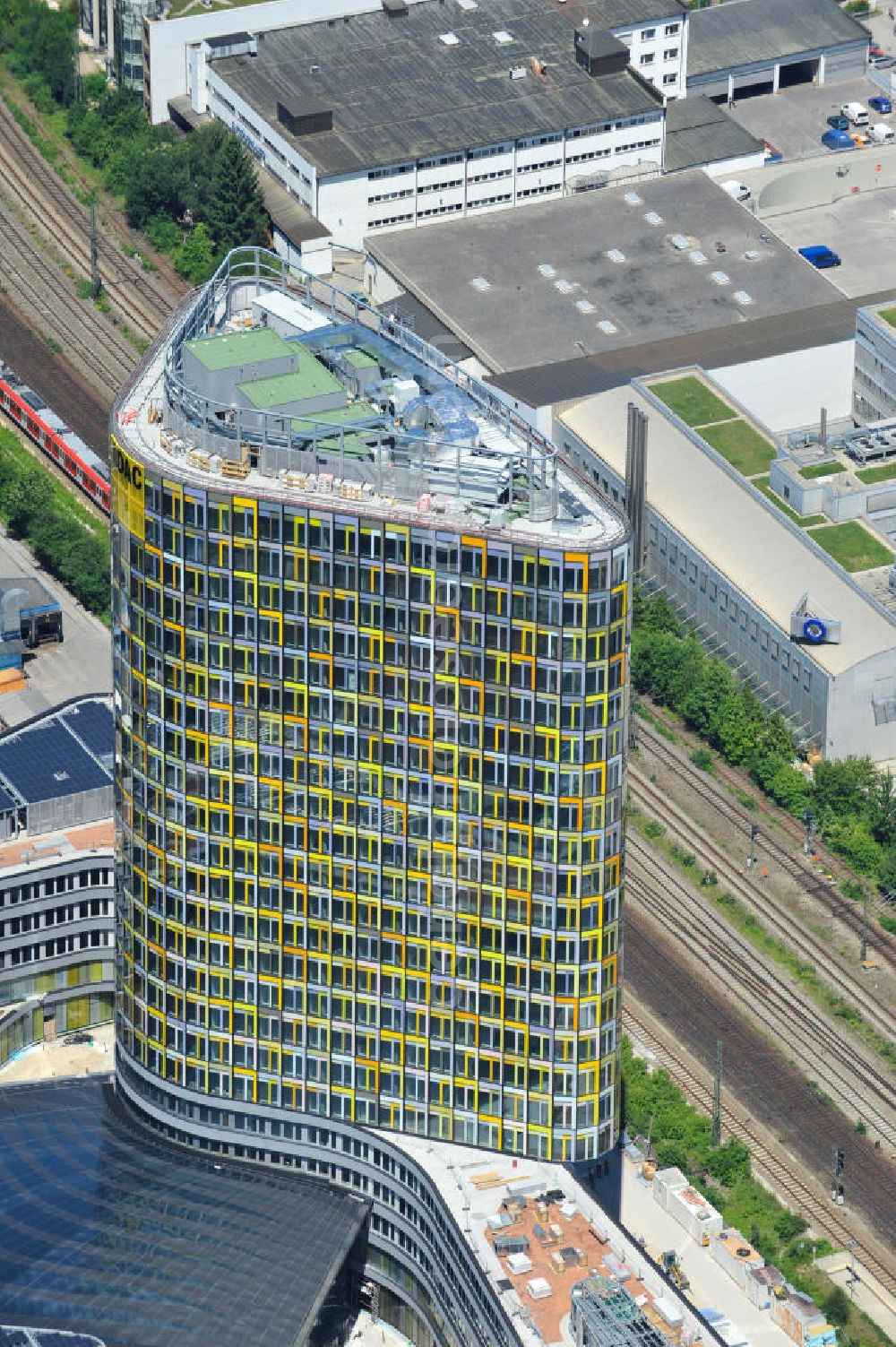 München from above - Blick auf die neue ADAC Zentrale, ein Projekt des Berliner Architektenbüros Sauerbruch Hutton und der ZÜBLIN AG, an der Hansastraße in München. The new build of the ADAC Headquaters at the Hansastrasse in Munich.