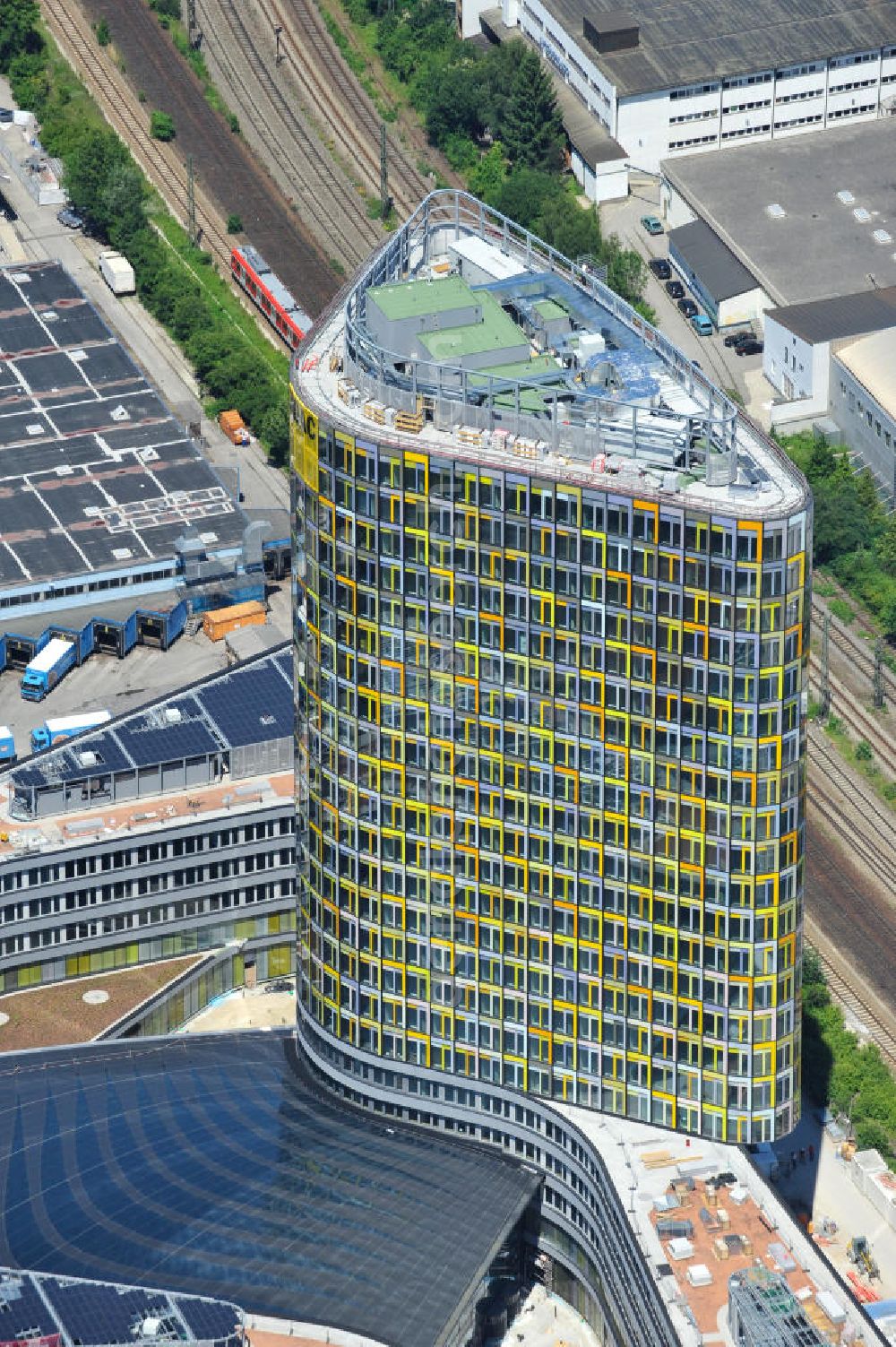 München from the bird's eye view: Blick auf die neue ADAC Zentrale, ein Projekt des Berliner Architektenbüros Sauerbruch Hutton und der ZÜBLIN AG, an der Hansastraße in München. The new build of the ADAC Headquaters at the Hansastrasse in Munich.