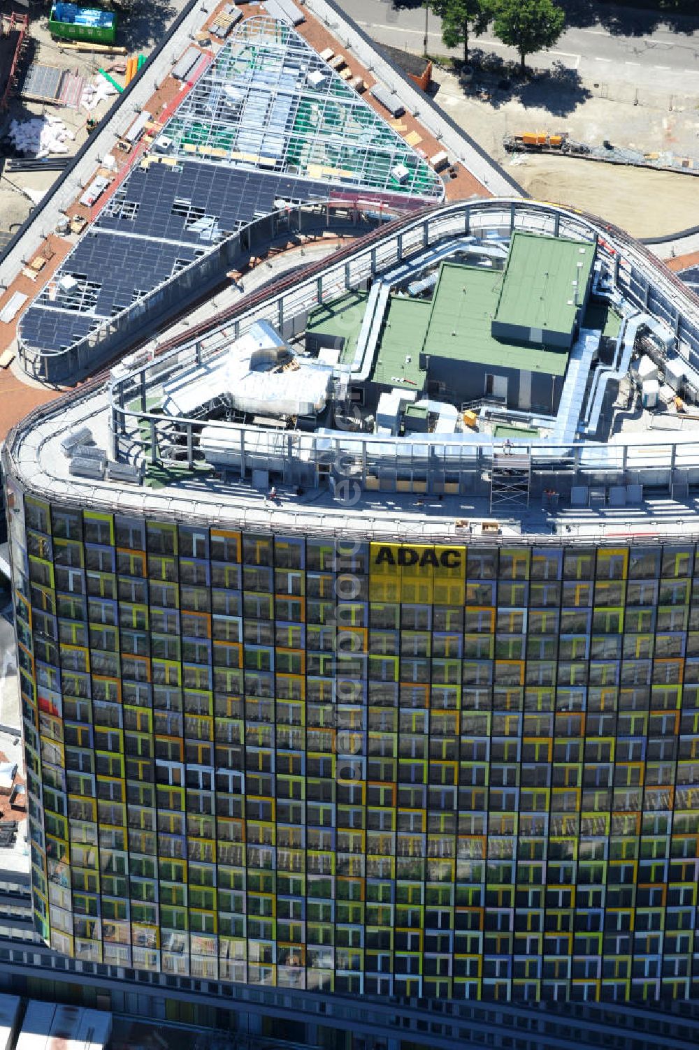 Aerial photograph München - Blick auf die neue ADAC Zentrale, ein Projekt des Berliner Architektenbüros Sauerbruch Hutton und der ZÜBLIN AG, an der Hansastraße in München. The new build of the ADAC Headquaters at the Hansastrasse in Munich.