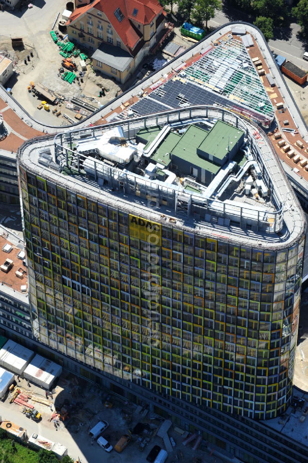 Aerial image München - Blick auf die neue ADAC Zentrale, ein Projekt des Berliner Architektenbüros Sauerbruch Hutton und der ZÜBLIN AG, an der Hansastraße in München. The new build of the ADAC Headquaters at the Hansastrasse in Munich.