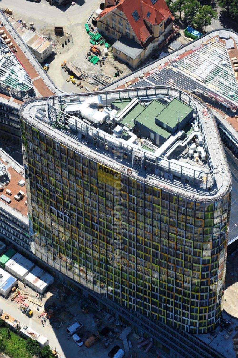 Aerial photograph München - Blick auf die neue ADAC Zentrale, ein Projekt des Berliner Architektenbüros Sauerbruch Hutton und der ZÜBLIN AG, an der Hansastraße in München. The new build of the ADAC Headquaters at the Hansastrasse in Munich.