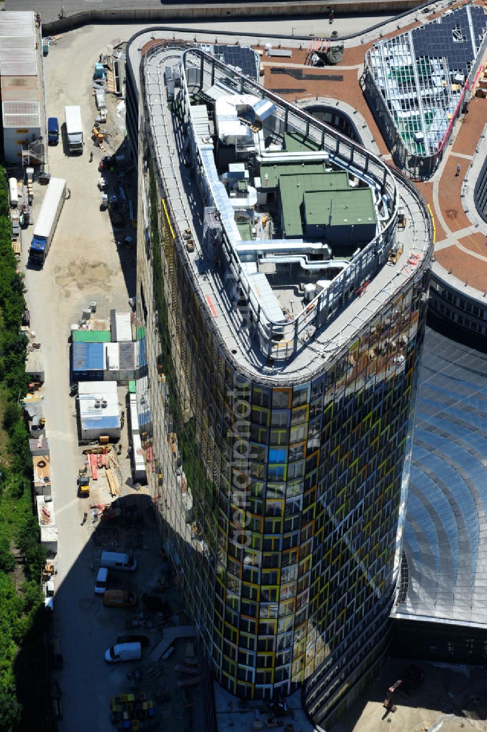 Aerial image München - Blick auf die neue ADAC Zentrale, ein Projekt des Berliner Architektenbüros Sauerbruch Hutton und der ZÜBLIN AG, an der Hansastraße in München. The new build of the ADAC Headquaters at the Hansastrasse in Munich.