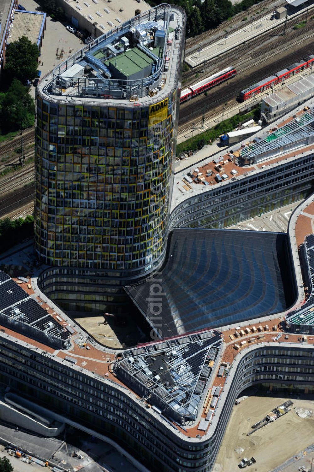 Aerial photograph München - Blick auf die neue ADAC Zentrale, ein Projekt des Berliner Architektenbüros Sauerbruch Hutton und der ZÜBLIN AG, an der Hansastraße in München. The new build of the ADAC Headquaters at the Hansastrasse in Munich.